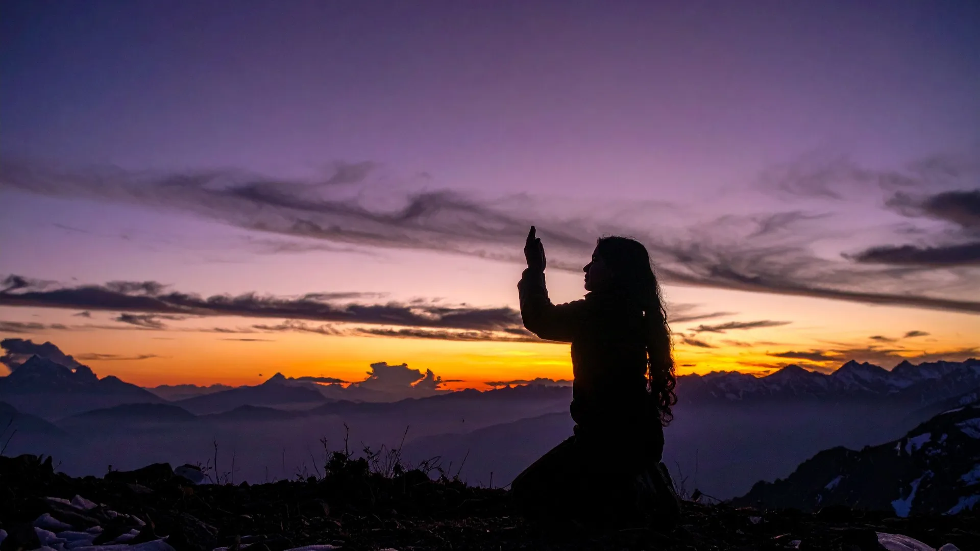 mujer reflexionando durante un cierre de ciclos